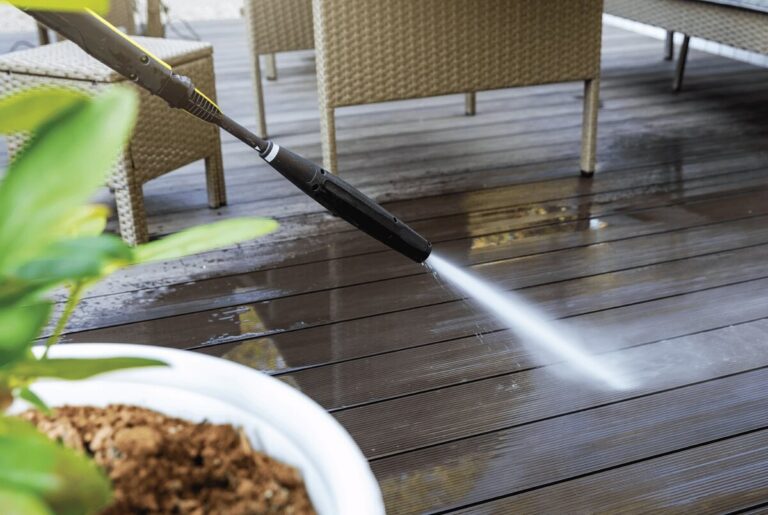 How to Clean Your Wooden Decking Quickly and Naturally