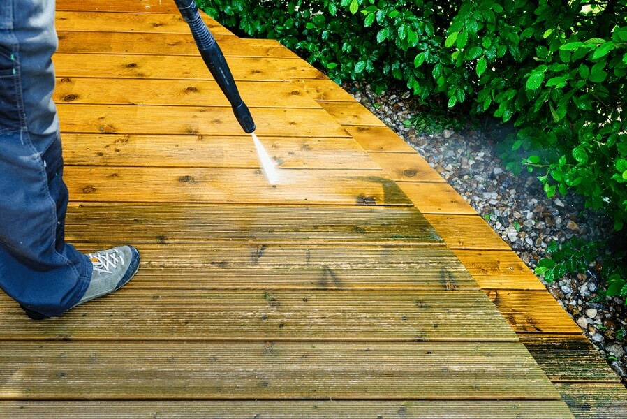 Natural Ways to Clean Your Wooden Decking (Eco-friendly options)