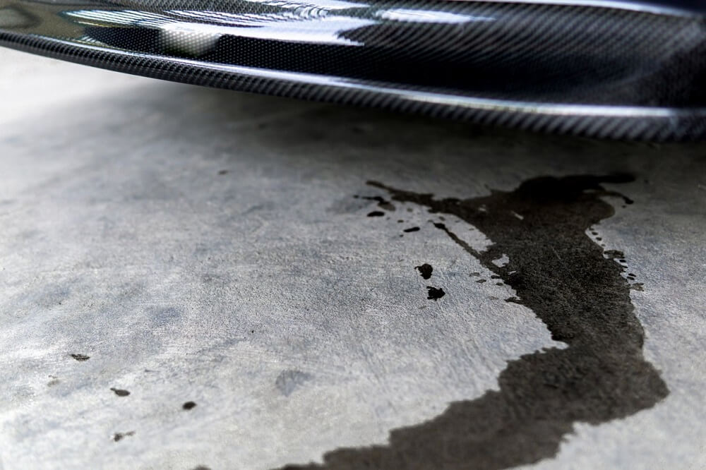 How to Remove Oil Stains From a Driveway