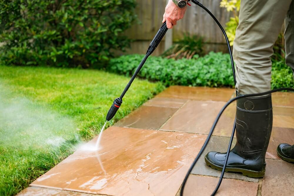 How to clean a driveway with a pressure washer
