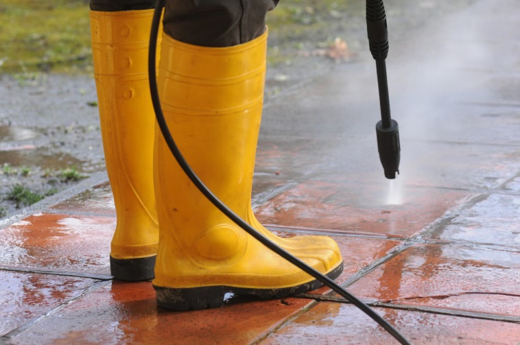 What to watch out for when pressure washing your driveway