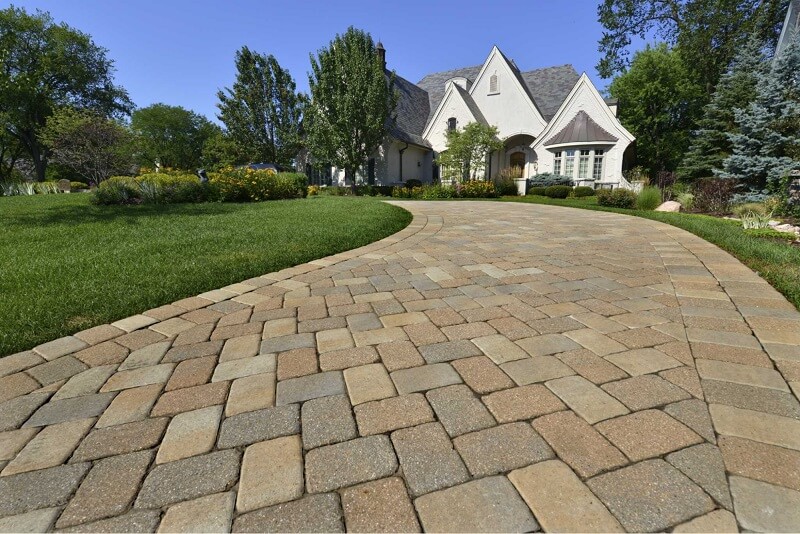What you need to clean paving slabs safely and effectively