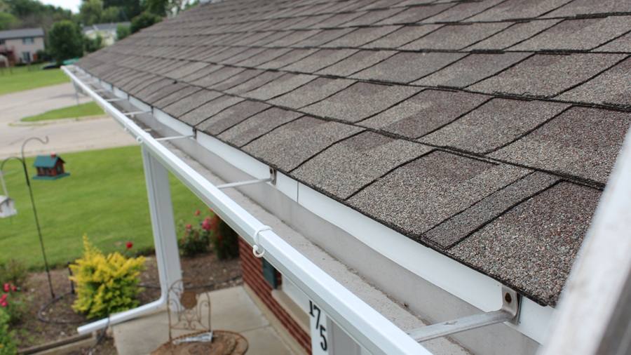 How to Clean High Gutters Safely
